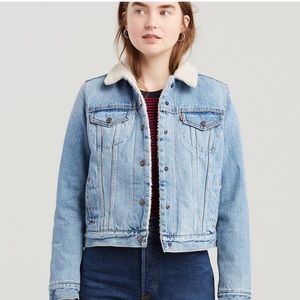 Perfect condition Levi Sherpa women’s jacket